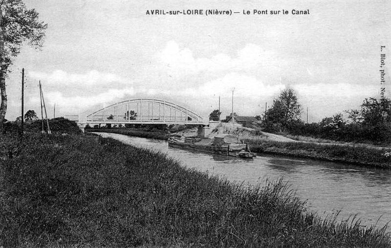 Avril_sur_Loire_pont_sur_le_canal.jpg