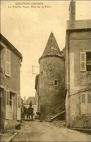 Château-Chinon_Vieille tour de la Rue de la Paix1.jpg