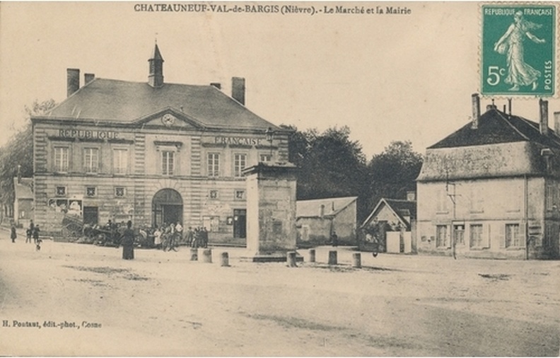 Chateauneuf-Val-de-Bargis_Marché et mairie.jpg