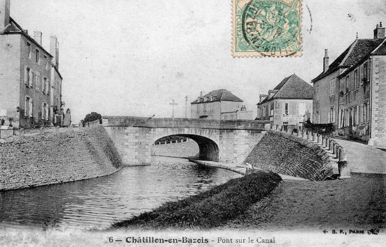 Châtillon_en_Bazois_Pont_sur_le_canal.jpg