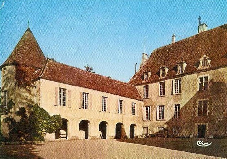 Chitry-les-Mines_Cour du château.jpg