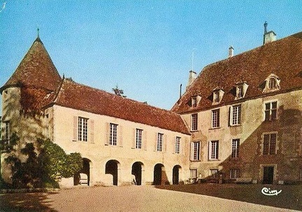 Chitry-les-Mines Cour du château