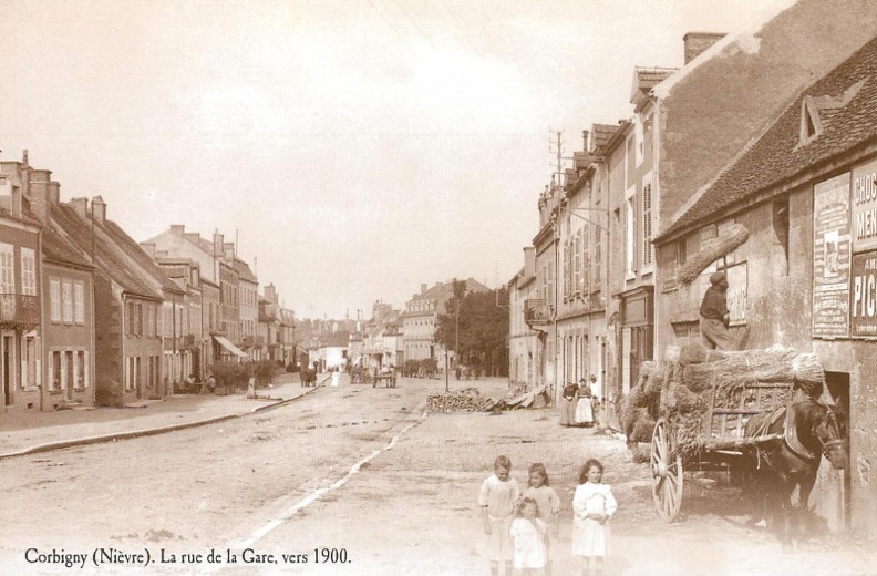 Corbigny_Rue_de_la_gare_vers 1900.jpg