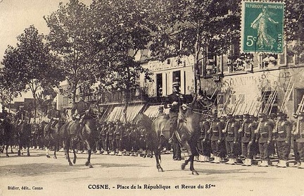 Cosne sur Loire Place de la République et revue du 85e