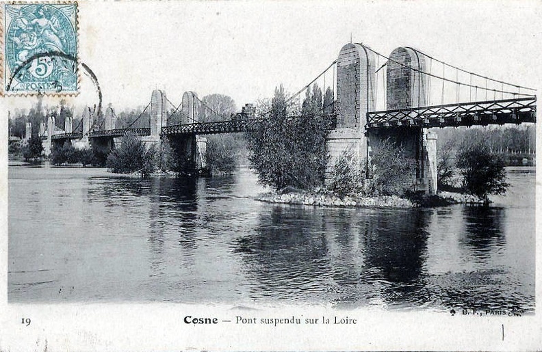 Cosne sur Loire_Pont suspendu au-dessus de la Loire.jpg