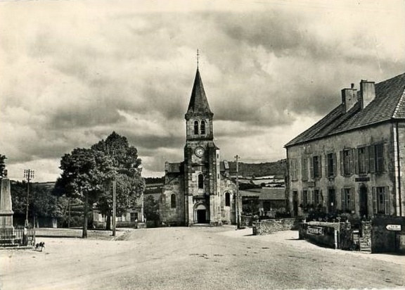 Mhère Place et église