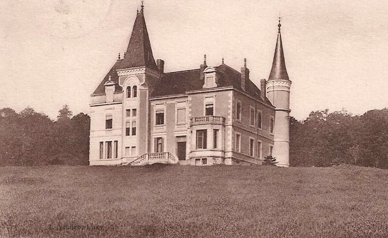 Luzy chateau 2.jpg