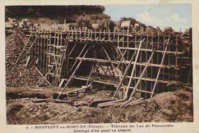 Montigny en Morvan Lac de Pannecière coulage d'un pont au ciment