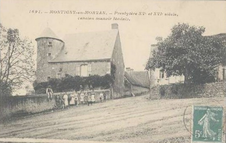 Montigny en Morvan_Ancien manoir féodal devenu presbytère.jpg