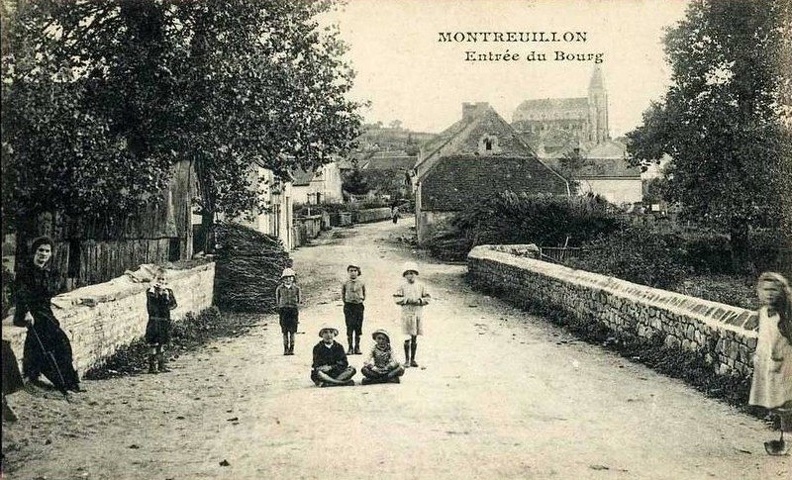 Montreuillon_Entrée du bourg1.jpg