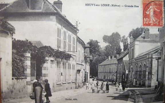 Neuvy sur Loire grande rue 2