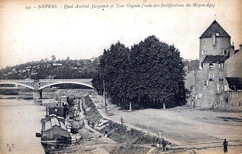 Nevers quai Jacquinot.jpg