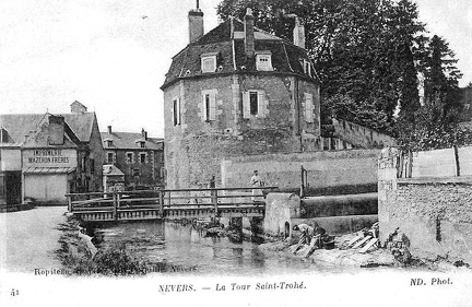 Nevers tour Saint Trohé