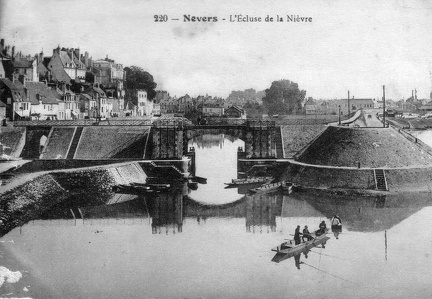 Nevers écluse de la Nièvre