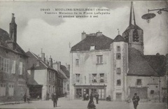 Moulins Engilbert Vieilles maisons place Lafayette et ancien grenier à sel