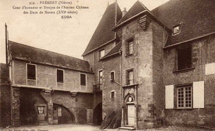 Prémery Cour d'honneur et donjon de l'ancien château des ducs de Nevers