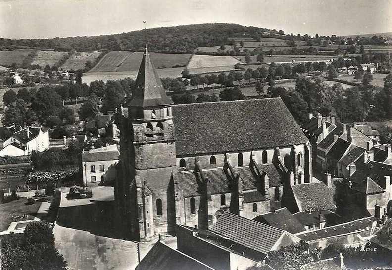 Prémery_Vue aérienne quartier de l'église Saint-Michel -1950.jpg