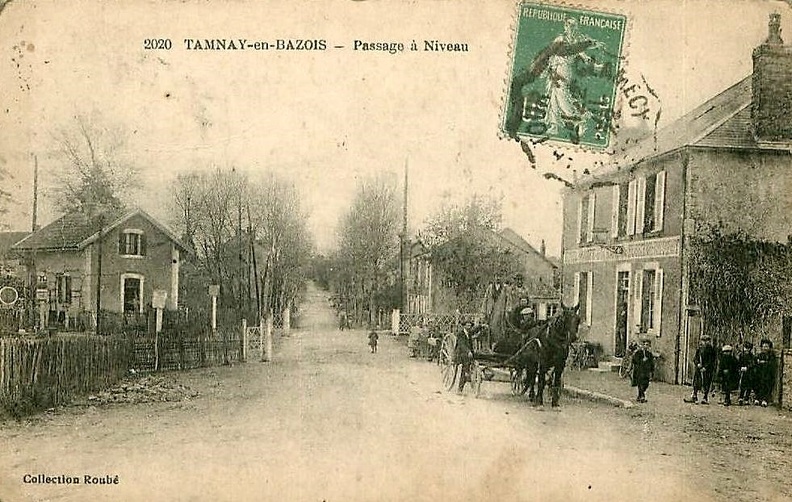 Tamnay en Bazois Passage_à_niveau.jpg