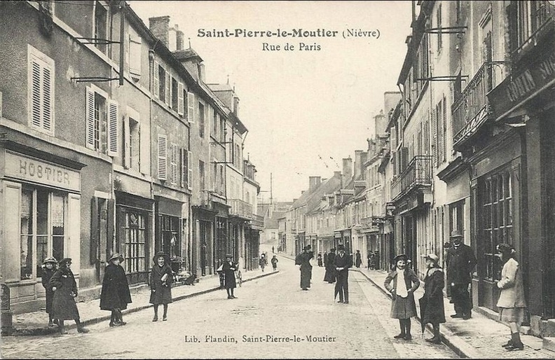 Saint Pierre le Moûtier_Rue de Paris.jpg