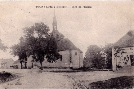 Toury Lurcy place de l'église