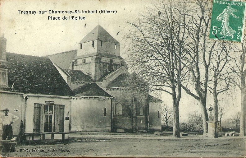 Tresnay place de l'église.jpg
