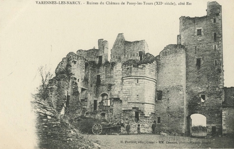 Varennes les Narcy ruines du chateau de Passy 3.jpg