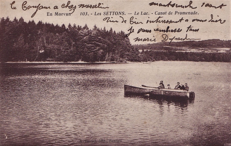 Montsauche_Lac des Settons et canot de promenade.jpg