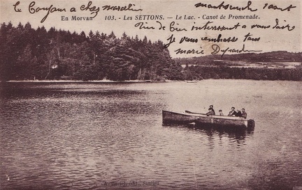 Montsauche Lac des Settons et canot de promenade