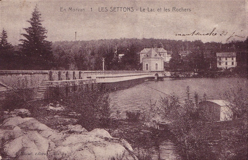 Montsauche_Lac des Settons et rochers.jpg