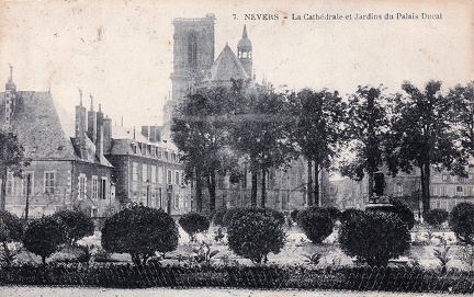 Nevers Cathédrale et jardins du palais ducal