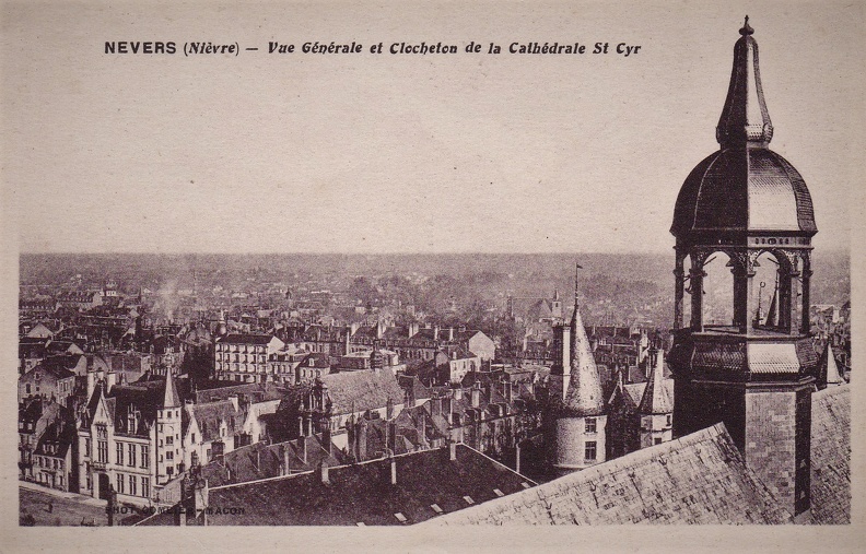 Nevers_Vue générale et clocheton de la cathédrale Saint Cyr.jpg