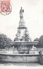 Nevers place de la République fontaine
