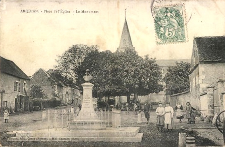 Arquian_Place de l'église et monument Jean Carriès.jpg