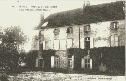 Asnois Château de Blanchefort cour intérieure côté nord