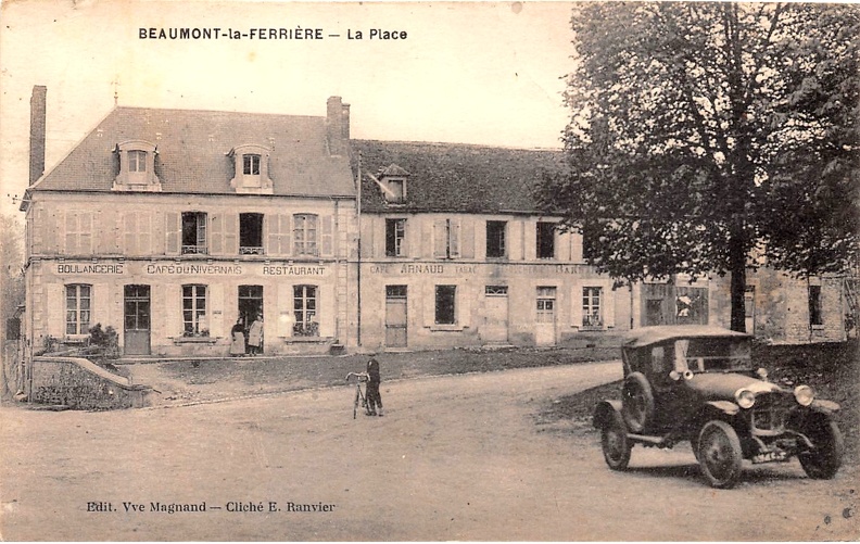 Beaumont la Ferrière_Place1.jpg