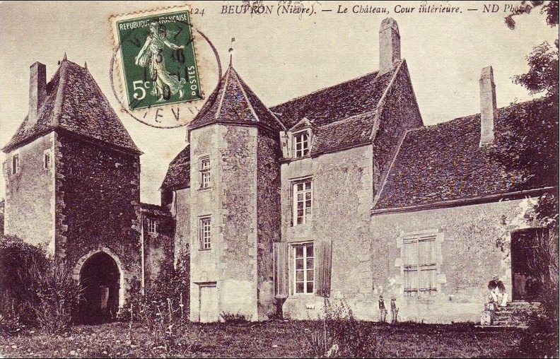 Beuvron Château cour intérieure