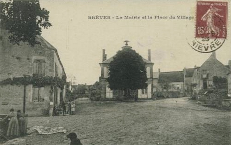 Brèves_Mairie et place du village.jpg