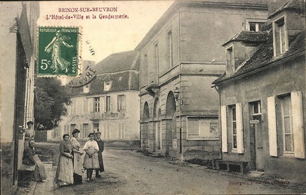 Brinon sur Beuvron Hôtel de ville et gendarmerie1