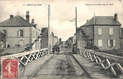 Cercy la Tour Avenue de la gare vue du pont