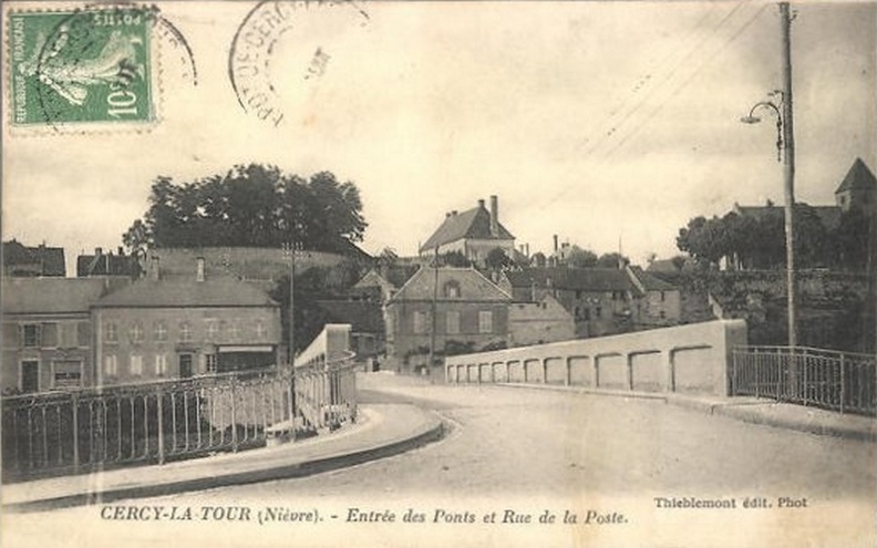 Cercy la Tour_Entrée des ponts et rue de la poste.jpg