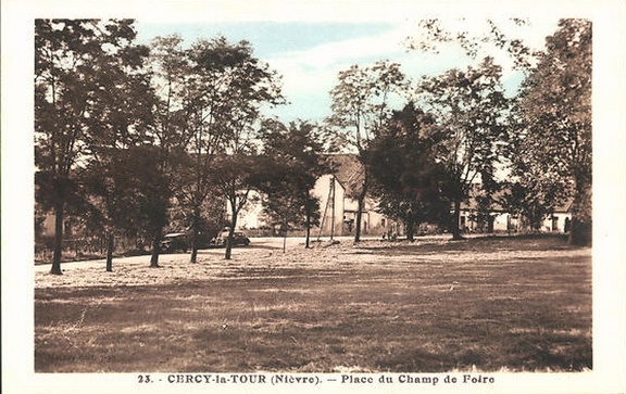 Cercy la Tour Place du champ de foire