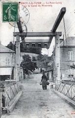 Cercy la Tour Pont levis sur le canal du Nivernais