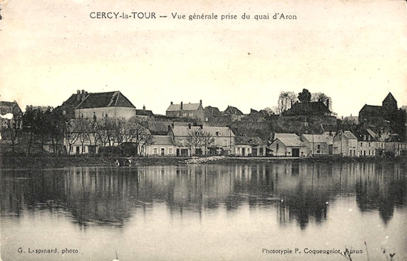 Cercy la Tour Vue générale prise du quai d'Aron
