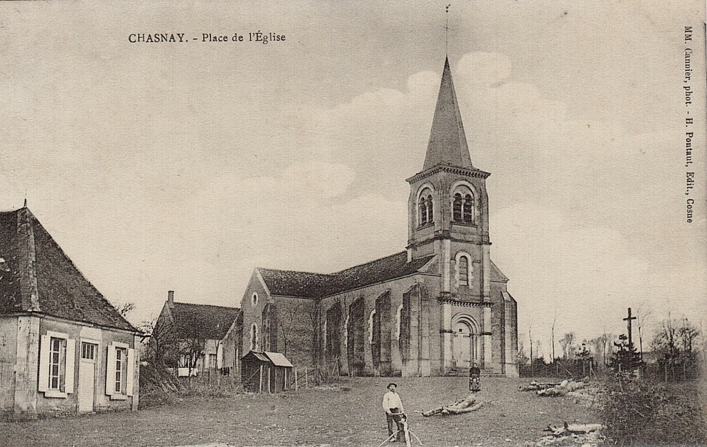 Chasnay Place de l'église