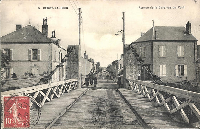 Cercy la Tour Avenue de la gare vue du pont