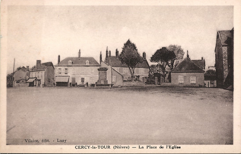 Cercy la Tour Place de l'église1